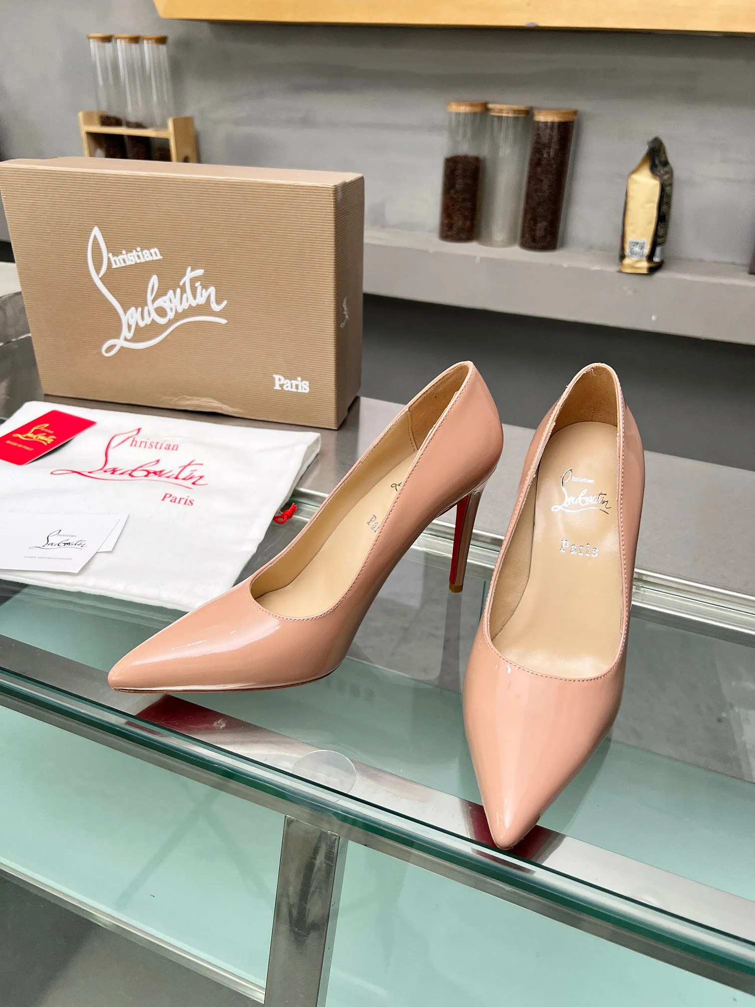 👟👟Ex-factory price 560👟👟 Women's shoes, women's clothing, Christian Louboutin CL red-soled shoes‖ Globally limited edition! Blessings from Las Vegas❤ Inspired by the colorful neon of Las Vegas🎆 Handmade, exquisite craftsmanship❗Collectible work❗ Absolutely eye-catching presence🌟 Transparent👟👟Factory price VC ironed with various crystal diamonds Very exquisite, too beautiful, too beautiful, too beautiful. Stiletto fashion sandals are simply irresistible. Sexy goddess releases invincible femininity. Gorgeous red bottom, just like the red carpet that the queen walks on when she ascends to the top. She is full of aura every minute. No matter in love or in the workplace, one hit is extremely attractive and full of femininity! Suitable for all kinds of gatherings 💎 Undefeated classic, all original one-to-one mold customization 🍳Fabric: original material 👟👟factory price VC/mesh 🍳Inner: imported soft sheepskin lining feet 🍳Outsole: original genuine leather sole 🍳Heel height: 3cm/8.5cm/10.5cm higher inside the flat bottom 🍳Color: gold, silver, black White 🍳Size: 35-39 (40/41/42/43 customized, non-refundable) Standard size 🍳Packing: with cloth bag, card